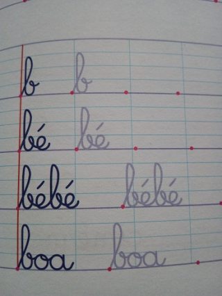 フランス語の筆記体の書き方を、英語との違いを含めて丁寧に教えます