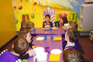 フランスでの誕生日の祝い方。この日は、クロワッサンを振舞う日!