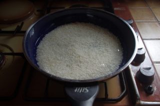 フライパンで米を炊く方法!これさえ知っていれば海外でも出来るよ！